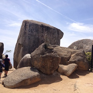 弥山の頂上の巨石