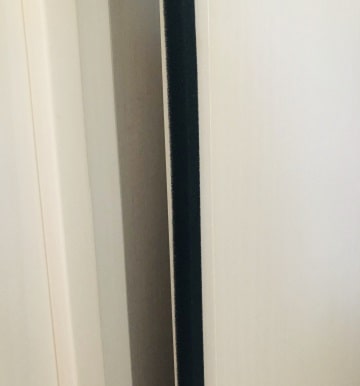 ドアの横に隙間テープ